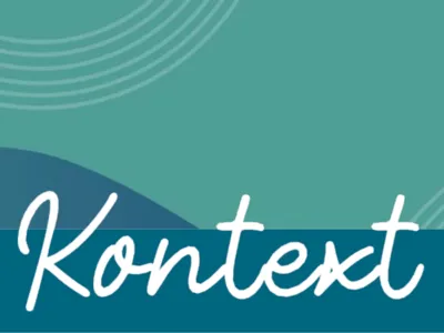 Ausschnitt: Das Wort "Kontext" in weißer Schrift auf einem gestalteten Hintergrund in den Farben Blau und Grün.