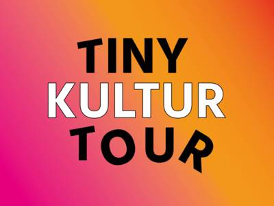 Eine Wort-Bild-Marke in der "TINY KULTUR TOUR" steht.