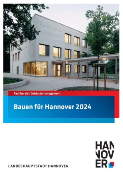 Abbildung der Broschüre Bauen in Hannover 2024, auf dem Deckblatt ist ein graues Flachdach-Gebäude mit Licht hinter dem Fenstern und einem überdachten Gang zum Eingang zu sehen.