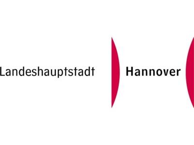 Das Logo zeigt die Schrift Landeshauptstadt und zwei rote Bögen, die den Schriftteil Hannover umrahmen