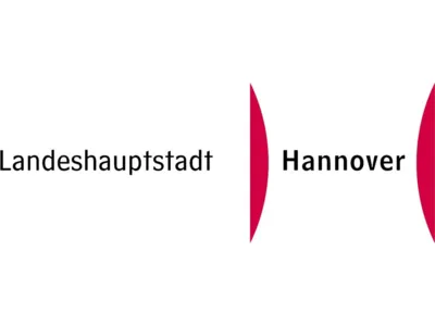 Das Logo zeigt die Schrift Landeshauptstadt und zwei rote Bögen, die den Schriftteil Hannover umrahmen