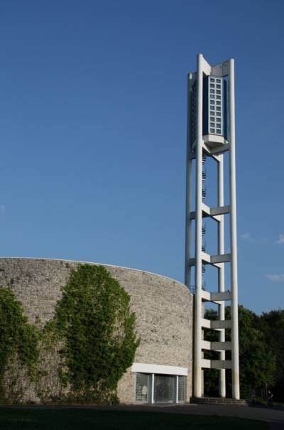 Kirche mit stählernem Glockenturm