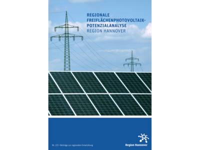 Titelbild einer Broschüre mit PV-Anlagen und Strommasten