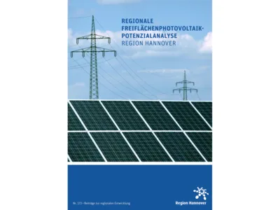 Titelbild einer Broschüre mit PV-Anlagen und Strommasten