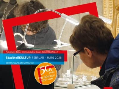 Das Titelblatt des Kulturflyers vom Freizeitheim Döhren. Zu sehen sind zwei Personen, die in eine beleuchtete Vitrine schauen. Als grafisches Element ist ein roter Rahmen und ein orangefarbener Punkt zu sehen. In diesem steht  50. Jahre FZH Döhren zu lesen.