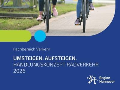 Titelbild der Broschüre "Handlungskonzept Radverkehr" mit Foto von zwei Personen die Fahrrad fahren