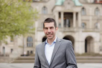 Ordnungsdezernent steht vor dem Rathaus