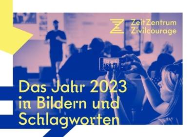 Cover des Jahresrückblickes 2023 des ZeitZentrum Zivilcourage. Auf dem Cover ist im Hintergrund eine Person, die ein Foto während einer Veranstaltung macht, in pinker Tönung zu sehen. Rechts oben in der Ecke ist das Logo des ZeitZentrum Zivilcourage. In großer Schrift steht geschrieben: "Das Jahr 2023 in Bildern und Schlagworten". Beides in gelber Farbe,
