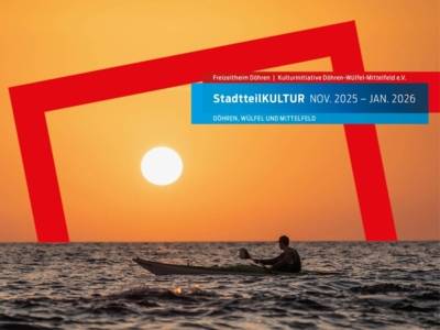 Ein Mann paddelt in den Sonnenuntergang.