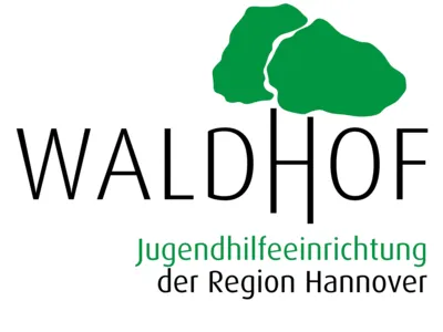 Bei diesem Logo steht auf weißem Hintergrund "WALDHOF. Jugendhilfeeinrichtung der Region Hannover". Im Wort "WALDHOF ist der Buchstabe "H" größer als die anderen und zwei grüne Flächen deuten eine Baumkrone an.