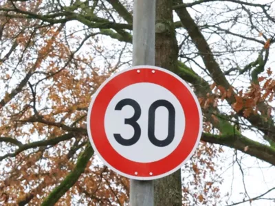 Ein Schild "Tempo 30".