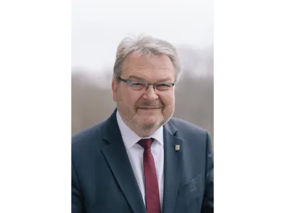 Thomas Hermann im Portrait, im Hintergrund der Maschteich