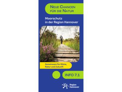 Titelbild einer Broschüre mit einem Wanderer auf einer Holzbrücke