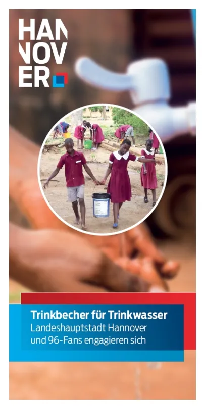 Titelbild des Flyers. Zwei Kinder tragen einen Wassereimer. Im Hintergrund unscharf H&auml;nde unter einem Wasserhahn.