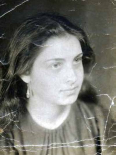 Alte Portraitaufnahme (schwarz-weiß) einer jungen Frau.
