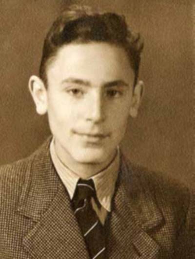 Alte Portraitaufnahme (schwarz-weiß) eines jungen Mannes im Anzug.