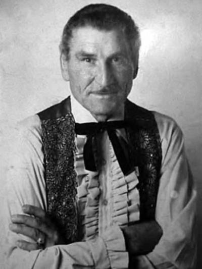 Alte Portraitaufnahme (schwarz-weiß) eines Mannes mit Oberlippenbart. Er trägt ein Hemd und darüber eine Weste.