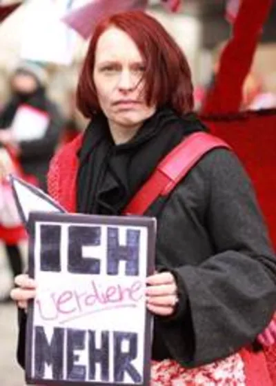 Frau mit Schild.