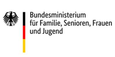 Logo des Bundesministerium für Familie, Senioren, Frauen und Jugend (BMSFSJ): Links der Bundesadler, rechts daneben die Farben Schwarz, Rot und Goldgelb, rechts daneben über drei Zeilen die Worte "Bundesministerium für Familie, Senioren, Frauen und Jugend".
