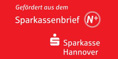 Auf rotem Grund steht in weißer Schrift: "Gefördert aus dem Sparkassenbrief N+" dazu das Logo der Sparkassen und "Sparkasse Hannover".