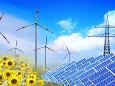 Sonnenblumen, Solarpanels, Windräder, Strommasten