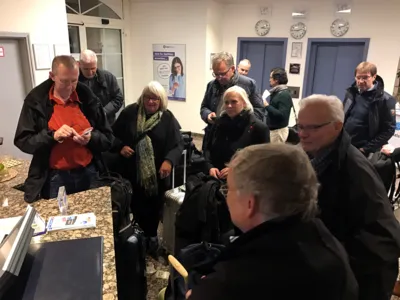 Reisegruppe beim Hotel Check-In.