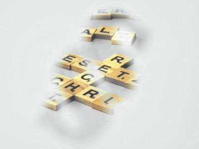 Spielsteine mit Buchstaben bilden die Worte "Recht", "Gesetz", "Vorschrift" und "Anwalt". Teilweise sind die Worte durch eine Schablone verdeckt. Betrachtende schauen durch einen Ausschnitt in der Form eines Paragraphen wie durch ein Schl&uuml;sselloch auf die Steine. 