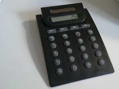 Angeschalteter Taschenrechner, auf der Anzeige erscheint eine dreistellige Zahl