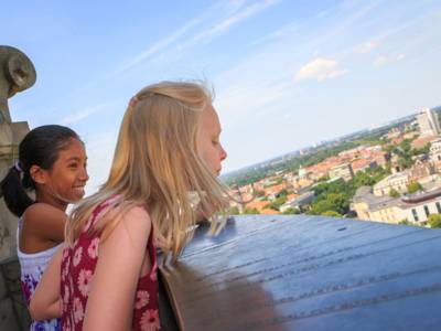 Zwei Mädchen auf der Rathauskuppel