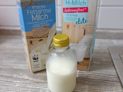 Drei unterschiedliche Milchsorten in unterschiedlichen Verpackungen - eine frische fettarme Milch, eine H-Milch und ein Milchfläschchen mit Kaffeesahne.