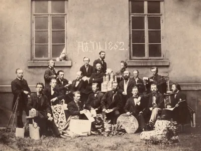 Conrad Wilhelm Hase mit Architekturstudenten im Hof der Polytechnischen Schule in der Georgstra&szlig;e im Jahr 1862.