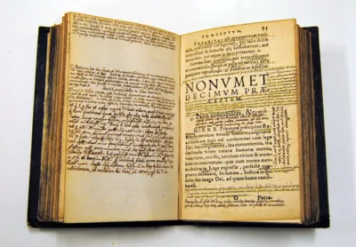 Durchschossenes Buch