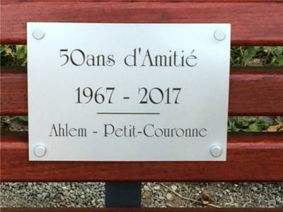 Schild mit der Aufschrift: 50ans d'Amitié 1967-2017, Ahlem - Petit-Couronne 