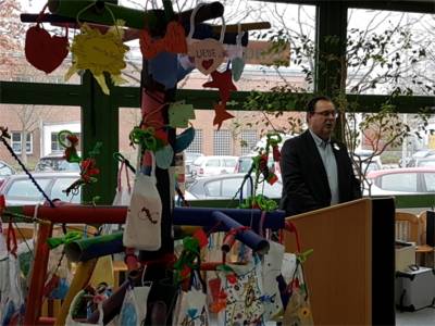 Bezirksbürgermeister Göbel hält eine Ansprache zur Eröffnung der Aussstellung.