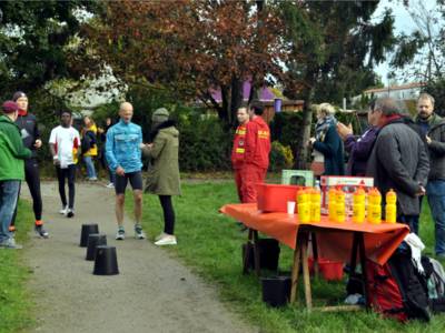 Nach jeweils 1,2 Kilometern erreichen die Aktiven den Laufkontrollpunkt neben dem Stadtteilbauernhof. 76 Läufer liefen zusammen 661 Runden rund um den Märchensee im Sahlkamp – einige von ihnen schafften mehr als 20 Runden. 
