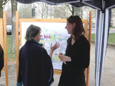Zwei Frauen im Gespräch beim Stadtteilspaziergang