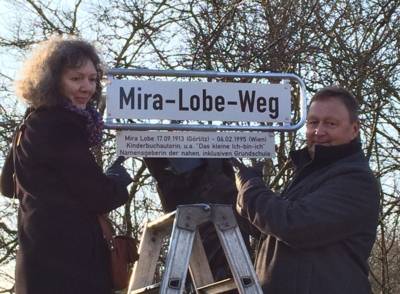 Die Bezirksbürgermeisterin Frau Ranke-Heck und der Bezirksbürgemeister Herr Rödel haben das neue Straßenschild und die Legendentafel enthüllt.