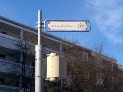 Auf dem Bild ist ein Straßenschild zu sehen an dem drauf steht "Deisterkiez".