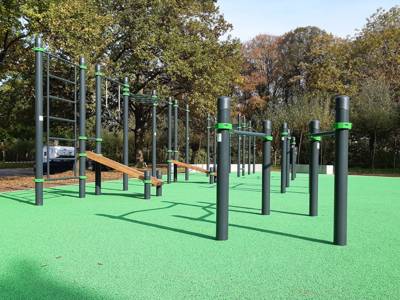 Ein Fitnessparcours im Freien. 