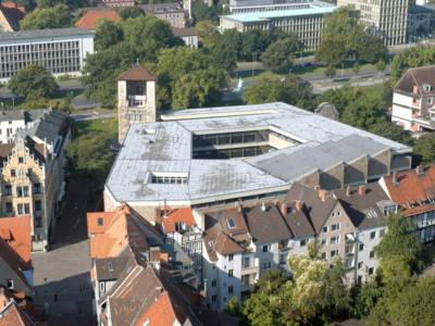 Der Beginenturm und das Historische Museum Hannover vom Dach der Marktkirche aus gesehen.