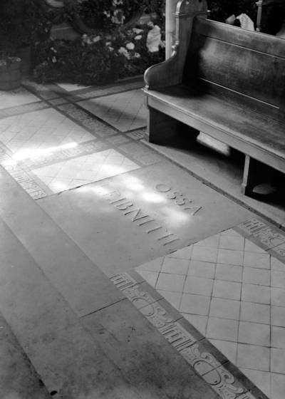 Grabplatte von  Leibniz in der Neustädter Hof- und Stadtkirche. Foto von Wilhelm Hauschild 1936
