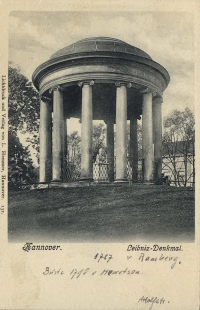 Ansicht des Leibnizdenkmals an seinem urspr&uuml;nglichen Standort auf der Anh&ouml;he Adolfstra&szlig;e/Waterlooplatz. Foto-Postkarte, ca.1909
