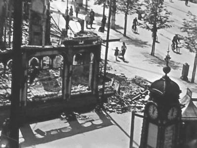 Zerstörtes Café Kröpcke und Spitze der Kröpcke-Uhr nach dem 26. Juli 1943


