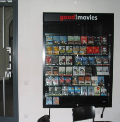 Eine schwarze Vitrine mit DVDs. Oben in rot und weiß der Schriftzug good Movies