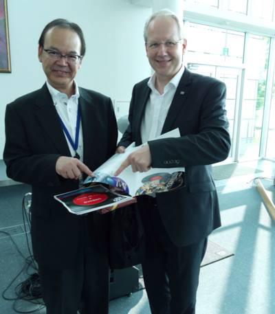 Yasushi Aihara (Generaldirektor Management und Planung/Roland) und Oberbürgermeister Stefan Schostok 