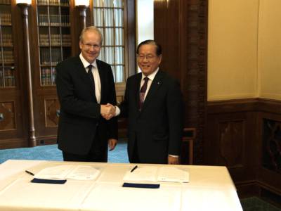 Oberbürgermeister Stefan Schostok und Dong Jin Kim (Lord Mayor, Tongyeong) unterzeichnen das Memorandum. 
