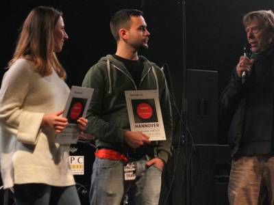 Auszeichnung des MusikZentrums während des Sixpack Band Wettbewerbes durch Kulturdezernent Harald Härke.