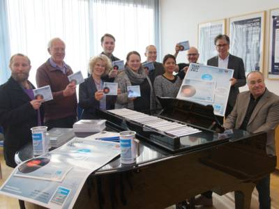 Alice Moser, Koordinatorin UNESCO City of Music Hannover mit Musikerinnen und Musikern aus Hannover, die an der Weihnachts-CD mitgewirkt haben.