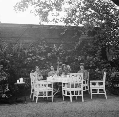 Die Familie Max Rüdenberg im Garten ihrer Villa Schwanenburg, Foto: Will Burgdorf 