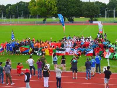 Gruppenfoto der 190 Teilnehmer auf dem Fu&szlig;ballfeld